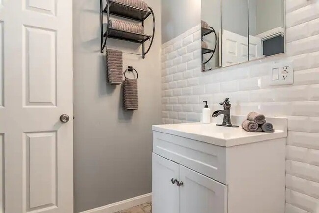 Photo - 466 E Brandeis Ave