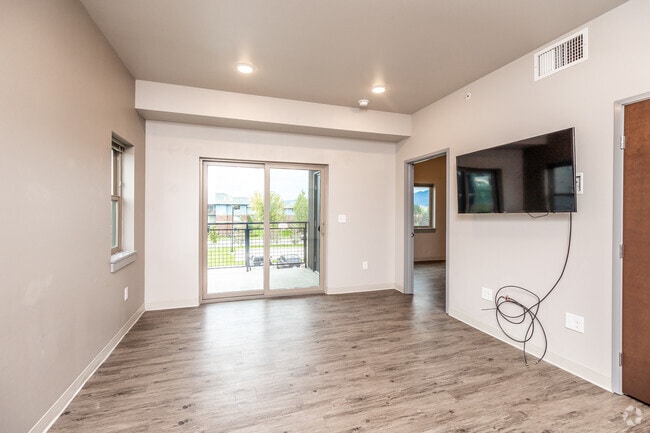1BR, 1BA - 780 SF