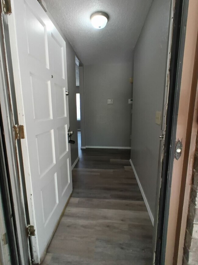 Photo - Fresh paint, nice flooring