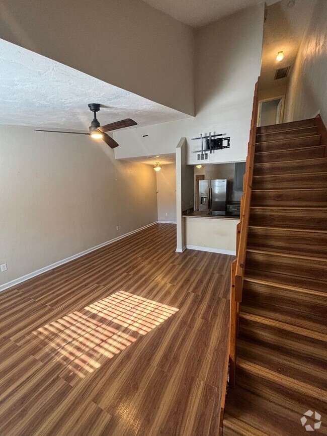 Building Photo - Spacious, Updated 3x2 Townhome Near FSU & TCC