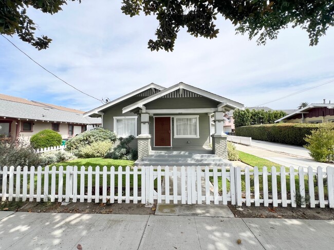 Building Photo - Charming Rose Park Home | 3 Bedrooms | In-...