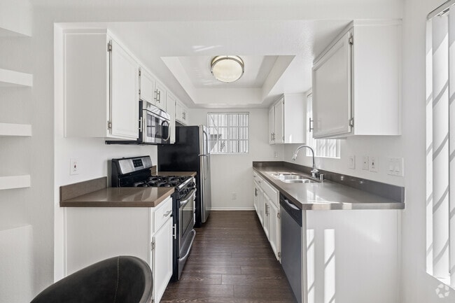 2BR, 2BA - 900SF - Kitchen