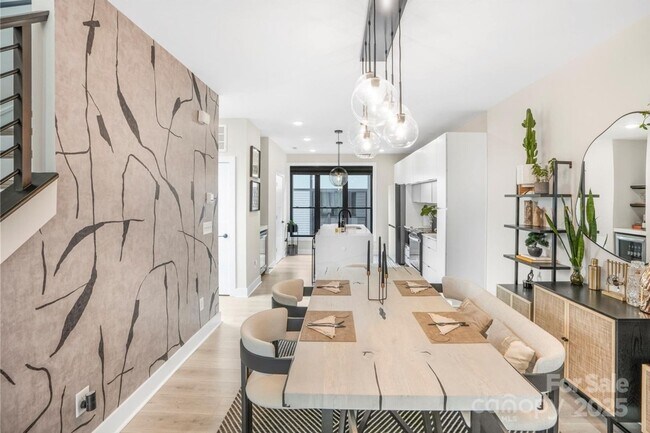 Photo - 215 Freeland Ln