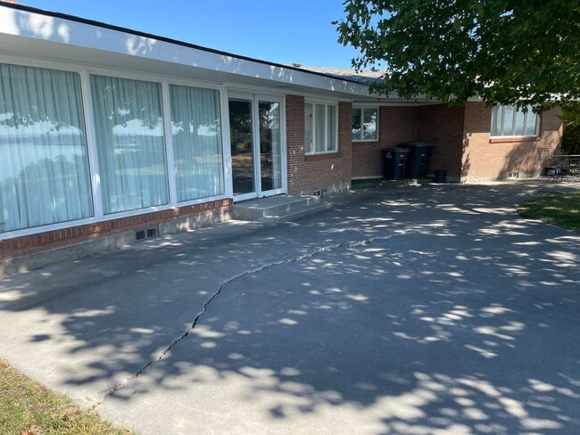 Photo - 302 N Crestview Dr