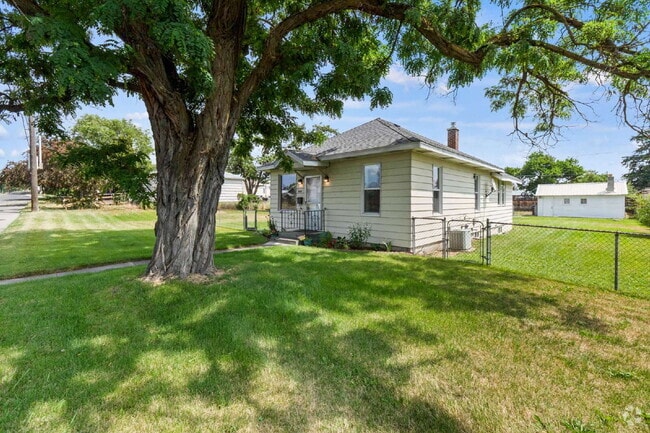 Building Photo - "Charming Spokane Retreat: Cozy 2-Bedroom ... Rental