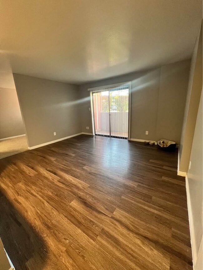 living room - Shadowbrook Apartments