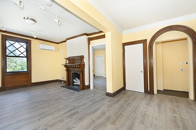 Building Photo - 963 Main St Rental