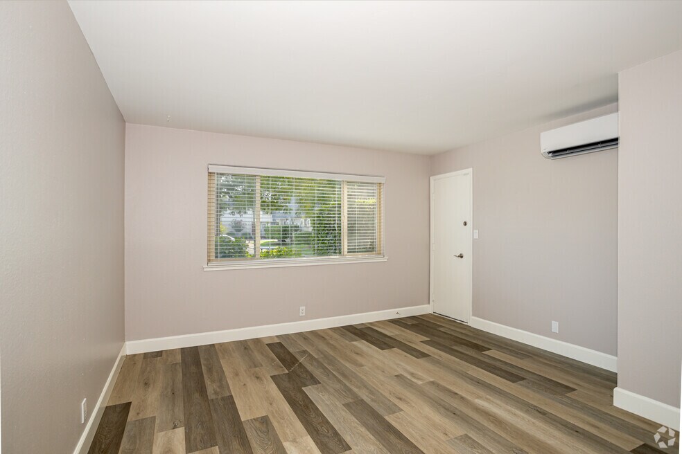 1BR, 1BA 594SF