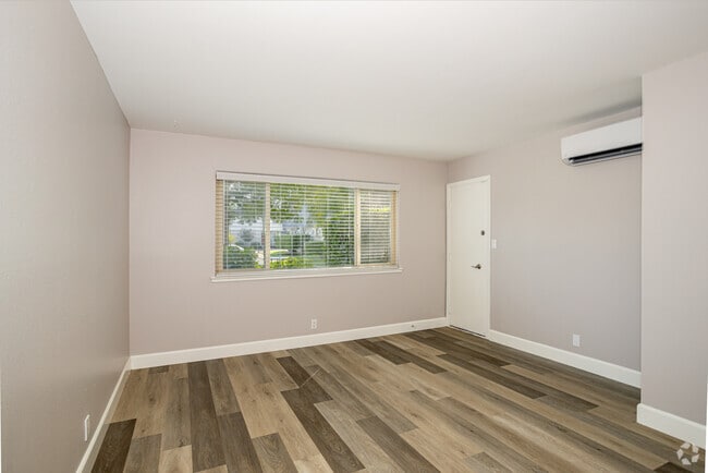 1BR, 1BA 594SF