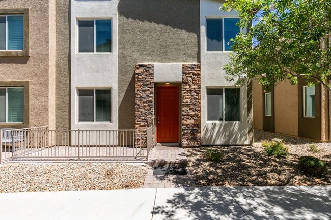Building Photo - Spacious Townhouse with Loft & Rare 3-Car Garage!