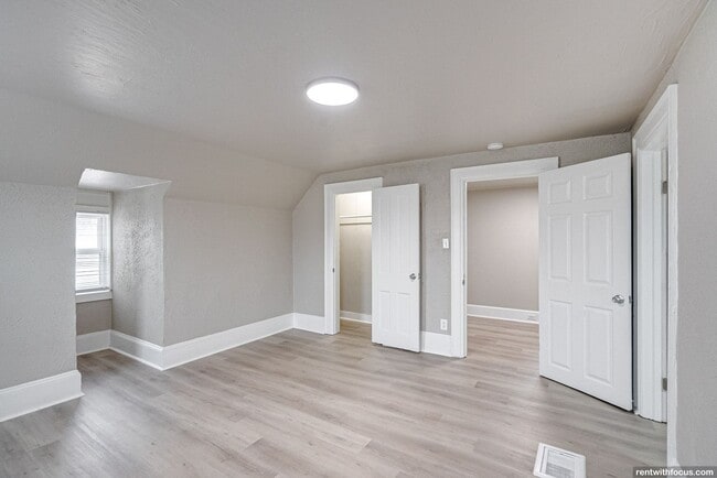 Photo - 702 S Commercial St Unidad 109 Division St