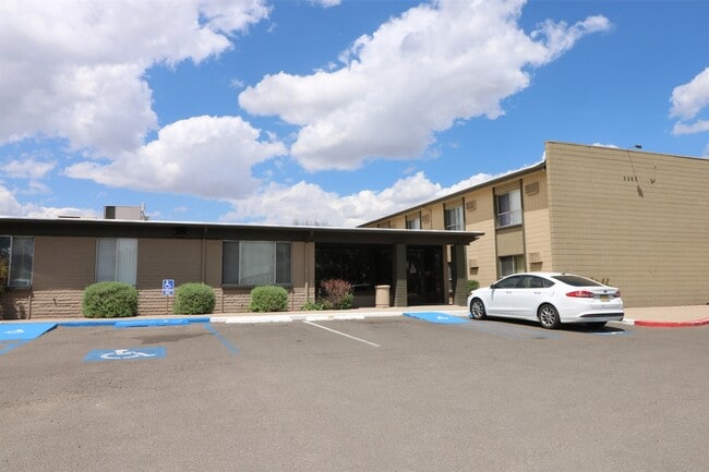 Building Photo - Casitas Del Bella