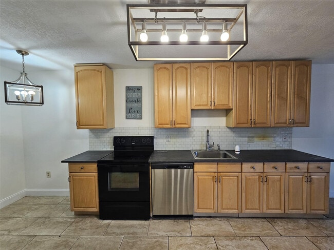 Building Photo - 2050 Oleander Blvd Unit 105