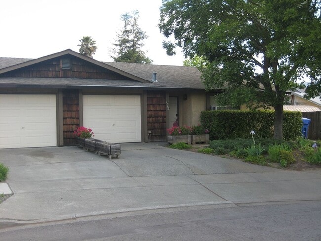 Building Photo - 1160/1162 Lisa Court Unit 1162 LI