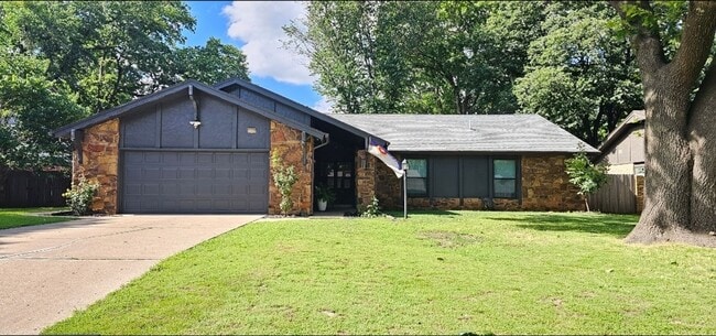 Building Photo - Contemporary Ranch in a beautiful, quiet s... Rental