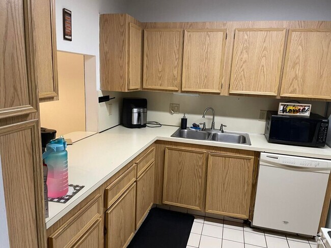 Building Photo - 5975 Forest Hill Blvd Rental