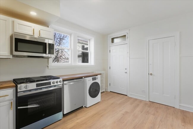 Building Photo - 3224 N Linder Ave