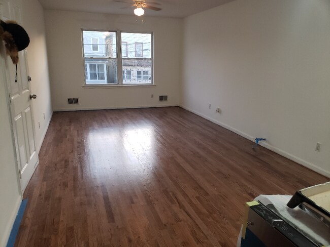 Photo - 857 Martin St