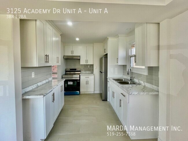 Photo - STUNNING 3 BED/1.5 BATH MAIN UNIT + HYDRO, 60% OF GAS & 60% OF WATER! Unité A