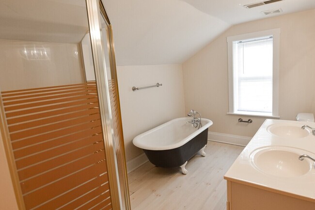 Building Photo - 680-684 Hamlet St Unit 680