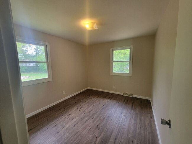 Photo - 3 +bedrooms /2 bath + Attached 2-car Garage Home -Available Now in Peoria!