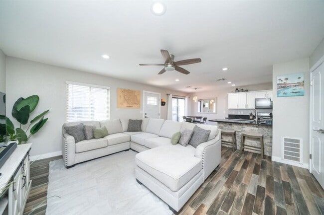 Building Photo - Downtown Condo with Utilities Included