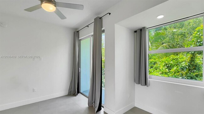 Building Photo - 1536 NW 15th Ave Unit 301