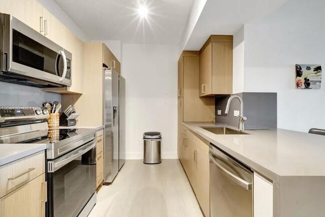 Building Photo - 18800 NE 29th Ave Unit 517