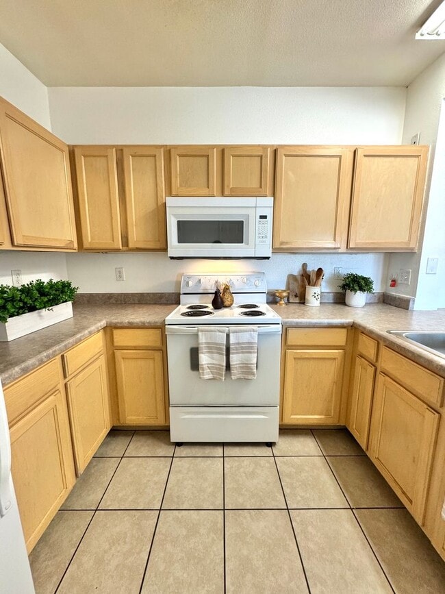 Building Photo - 4 Bedroom Master Suites at The Edge at Reno - Walking Distance to UNR