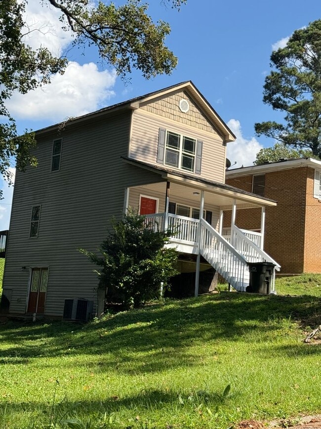 Building Photo - Spacious Two Bedroom Home