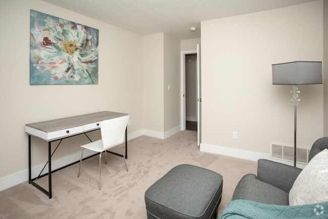 2BR, 2BA - 990 SF, Renovated Unit