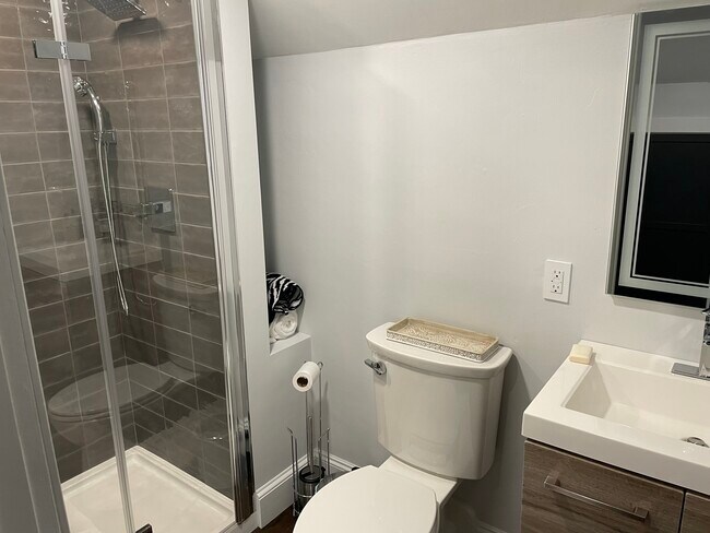 Photo - 1094 Main St