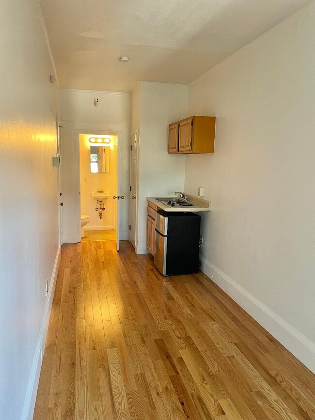 Building Photo - 1061 Beacon St Unit 8 Rental