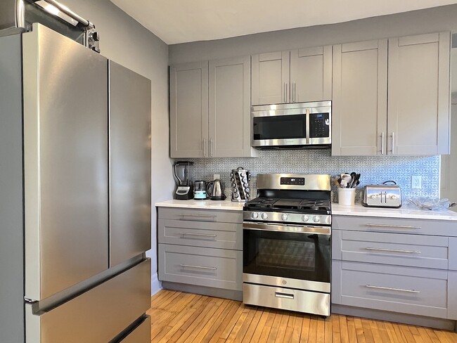 Photo - 3759 Maxwell St