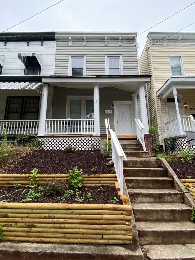 Photo - SPACIOUS  4BR/2BA CLOSE TO VCU PARKING DECK!  1242 PARKWOOD AVE.