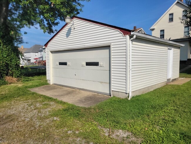 Photo - 936 Beckford St