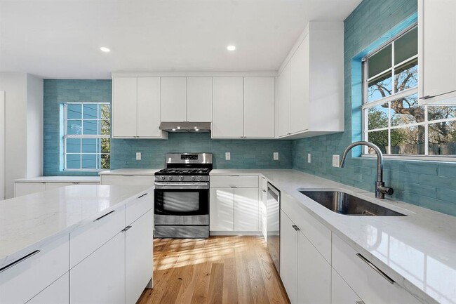 Photo - 827 Gullett St