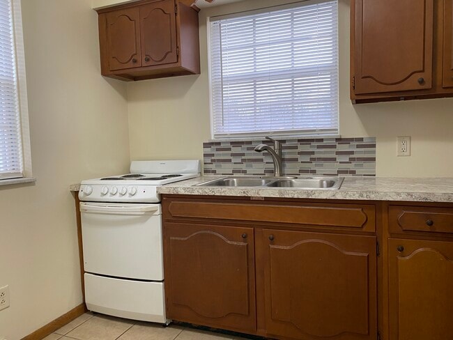 Eat-in Kitchen - 3933 Clareridge Dr Unit #1 Lower