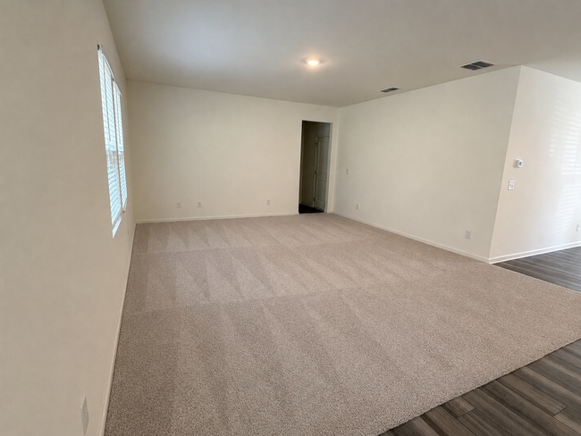 Sala de estar - 628 Knightsbridge Ln
