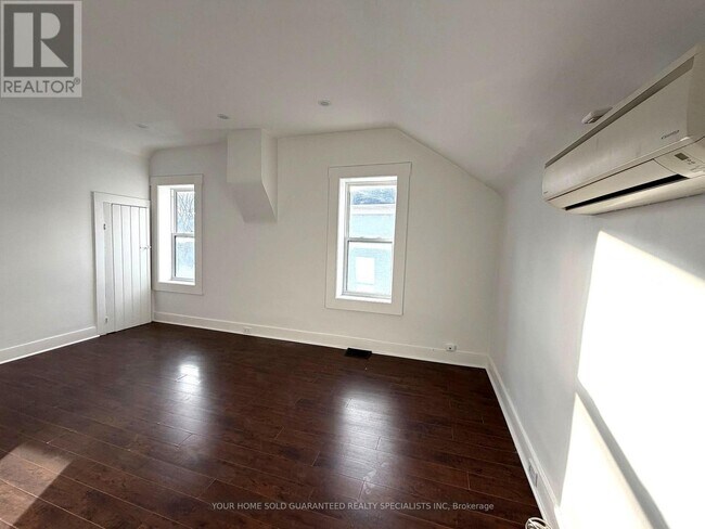 Photo - 98 Wellington St E