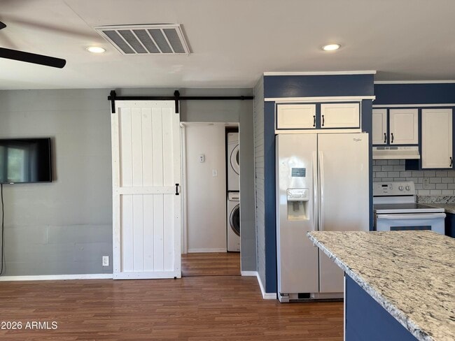 Photo - 513 W Melrose Dr