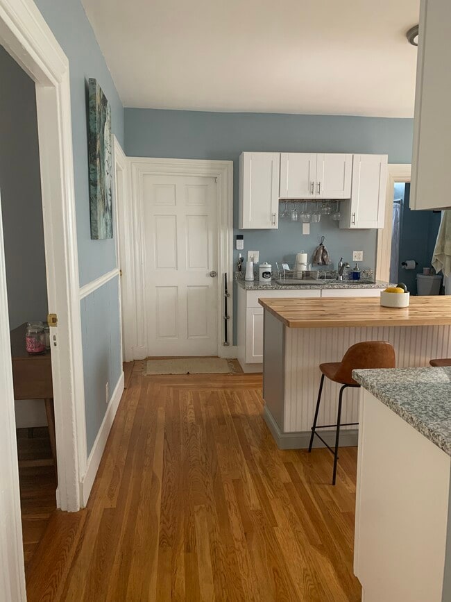 Building Photo - 130 Sutton St Unit 1 Rental