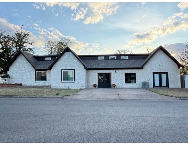 Photo - 1300 W Ohio Ave