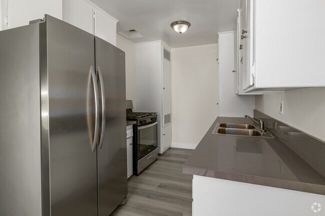 2BR, 2BA - 800SF - Kitchen