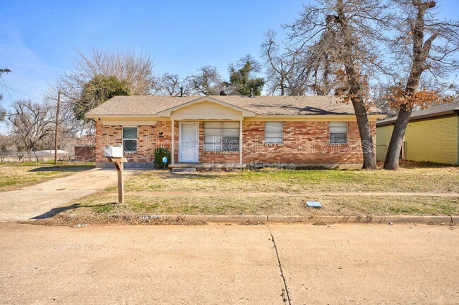 Building Photo - 1616 McGregor Dr