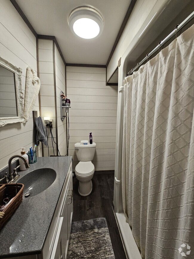 Building Photo - 1242 Salem Blvd Rental