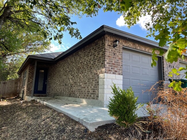 Building Photo - 915 Rebecca Ln Unit 915 Rebecca Lane