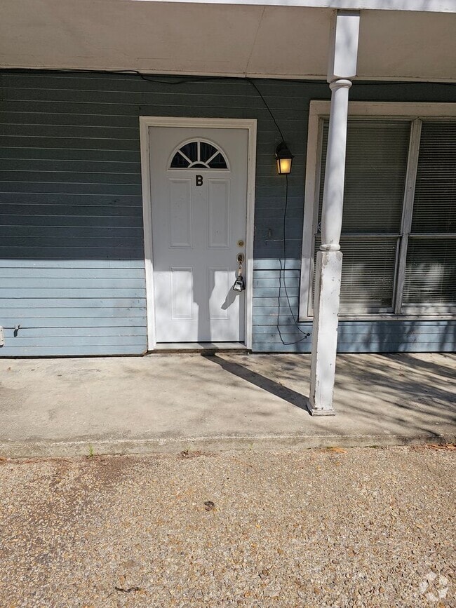 Building Photo - Available Now! Rental