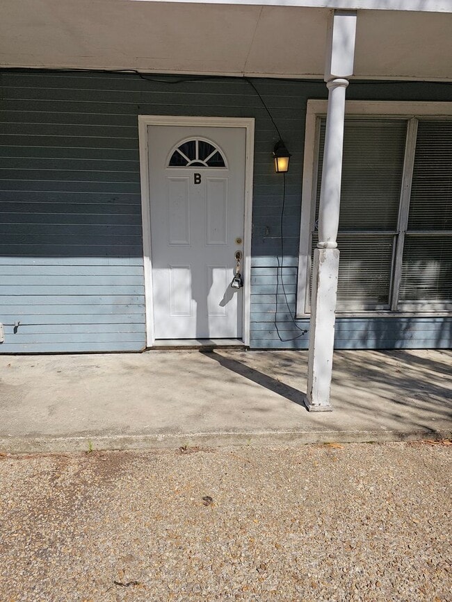 Building Photo - Available Now! Rental