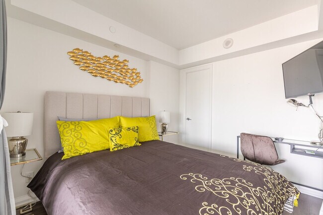 Photo - 146 Bloor St W Unit ID1345780P